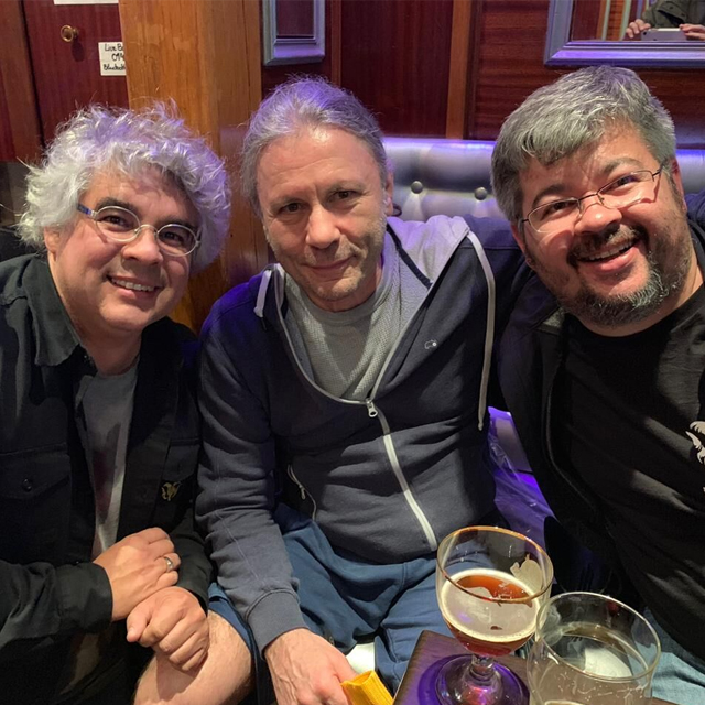 Samuel e Paulo Cavalcanti junto com Bruce Dickinson